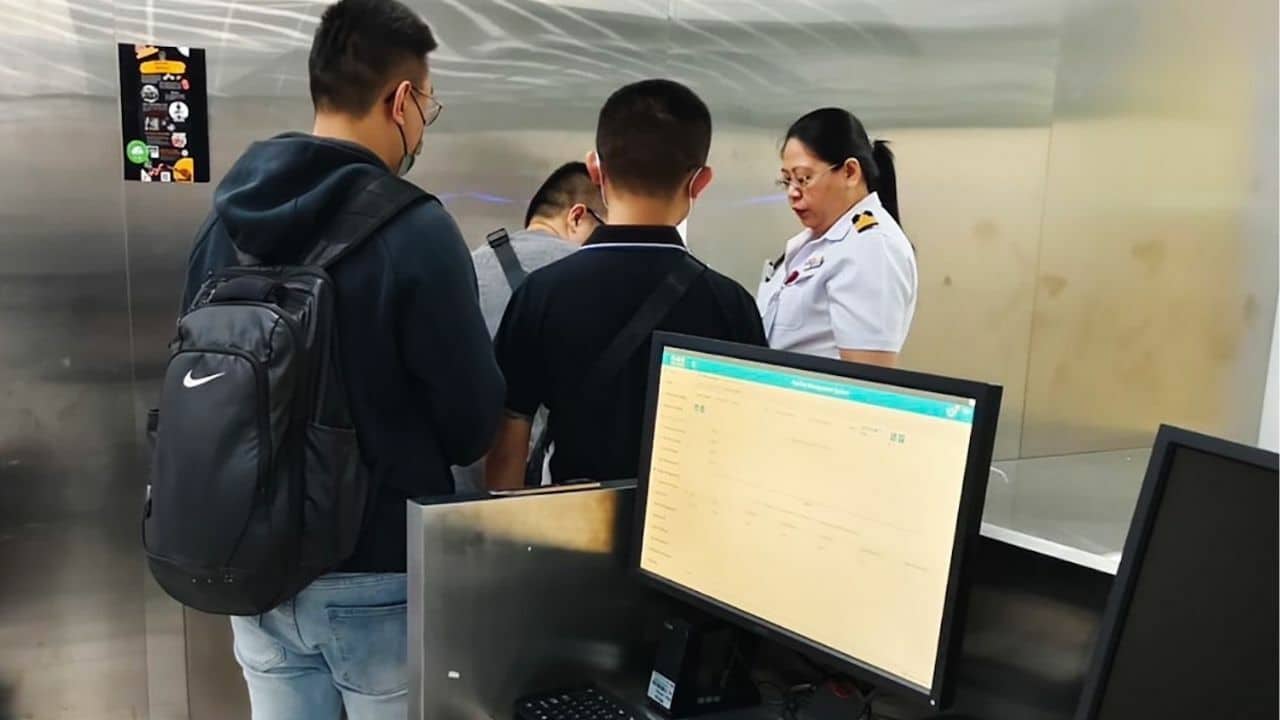 Тайваньская тройка арестована в тайском аэропорту за контрабанду мошеннических телефонов